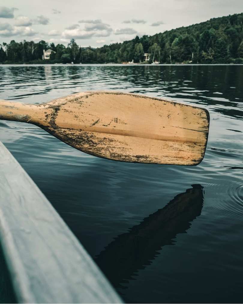 Remo sobre agua tranquila, símbolo de enfoque, dirección consciente y uso equilibrado de la energía, representando el programa individual de mindfulness 'Energía productiva'.