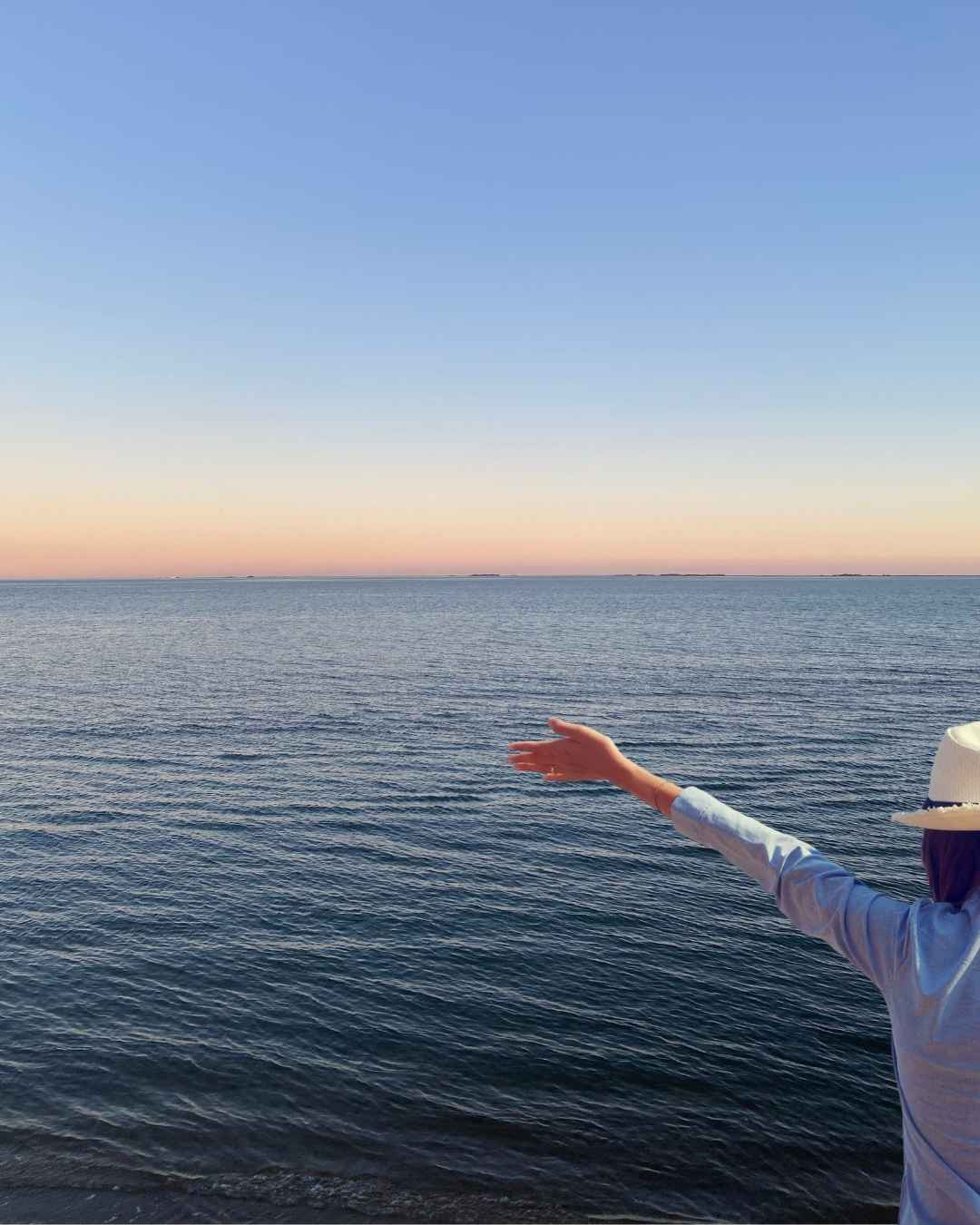 Atardecer sobre el mar, transmitiendo calma, reflexión y conexión con uno mismo, simbolizando el programa individual de mindfulness 'Conecta contigo · Conecta con la vida'.